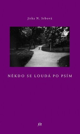 Někdo se loudá po psím