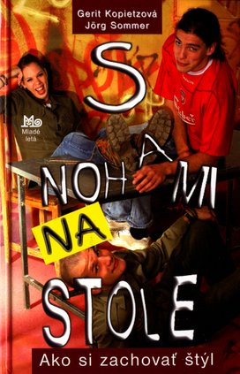 S nohami na stole