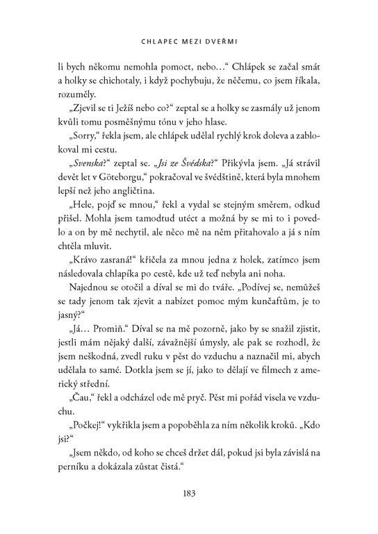 Chlapec mezi dveřmi