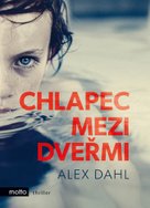 Chlapec mezi dveřmi